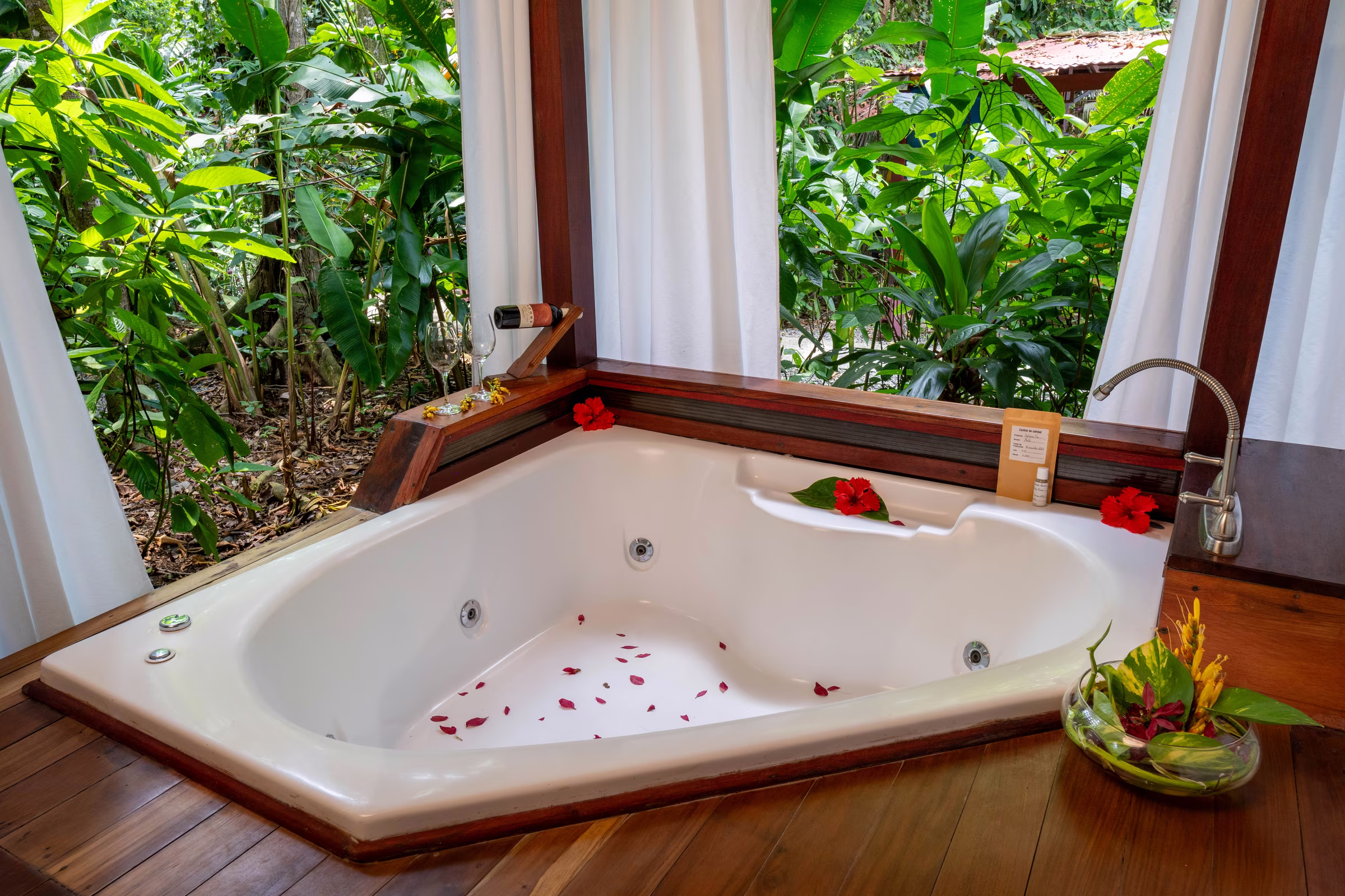 Jacuzzi privado en la terraza del Junior Suite rodeado de selva en Namuwoki Lodge, Playa Chiquita