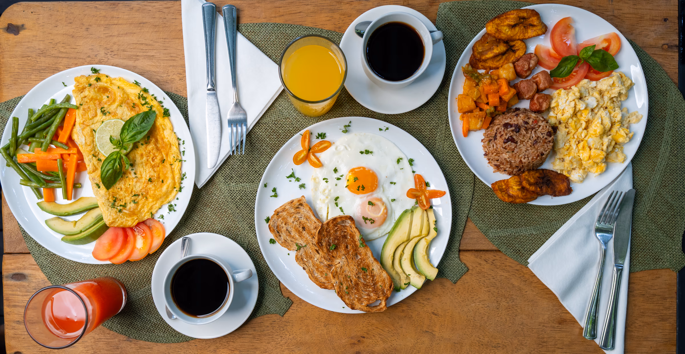 Huevos fritos con aguacate cremoso, pan tostado y café