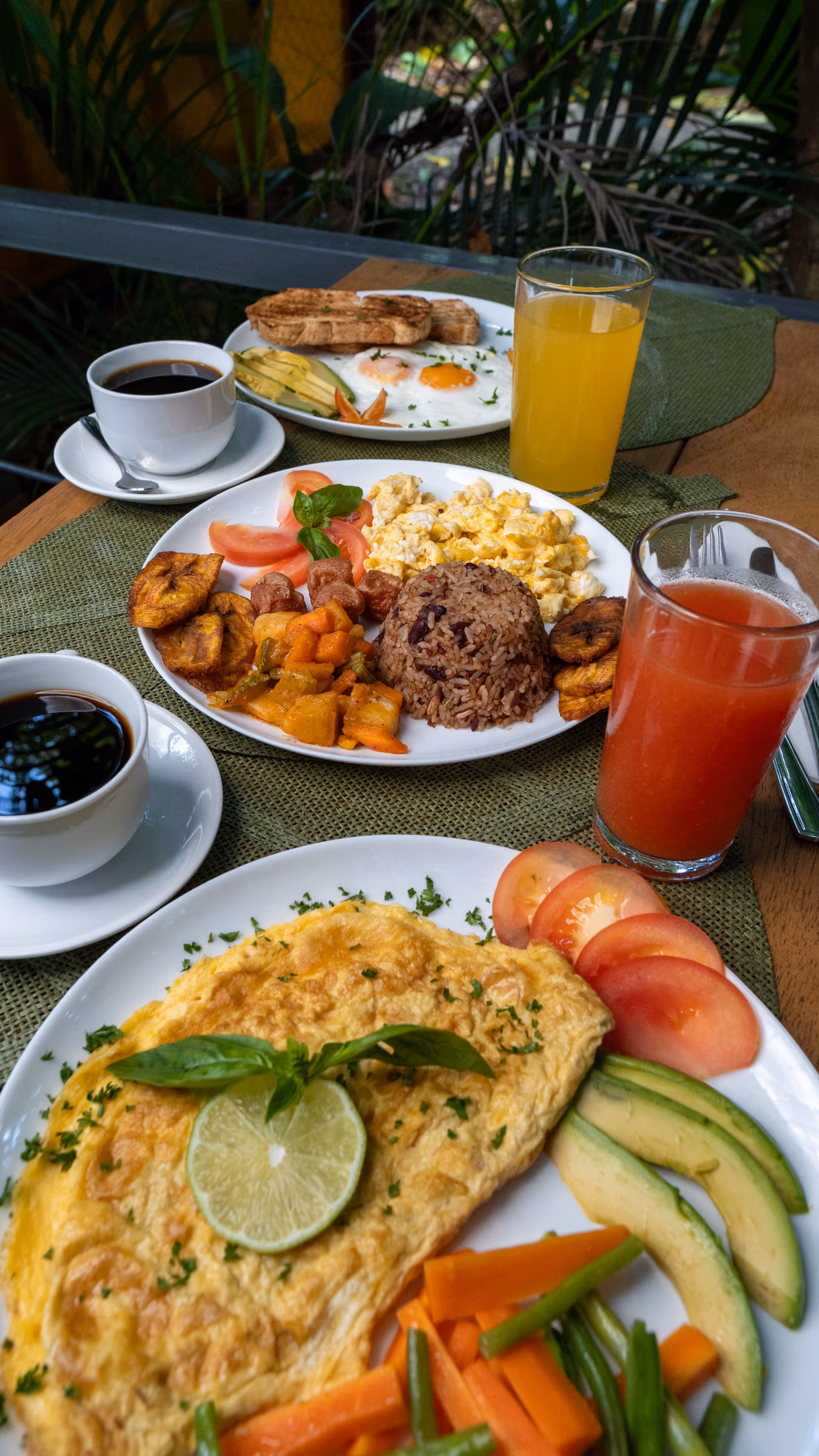 Omelette de verduras del huerto con tomate, plátano y gallo pinto