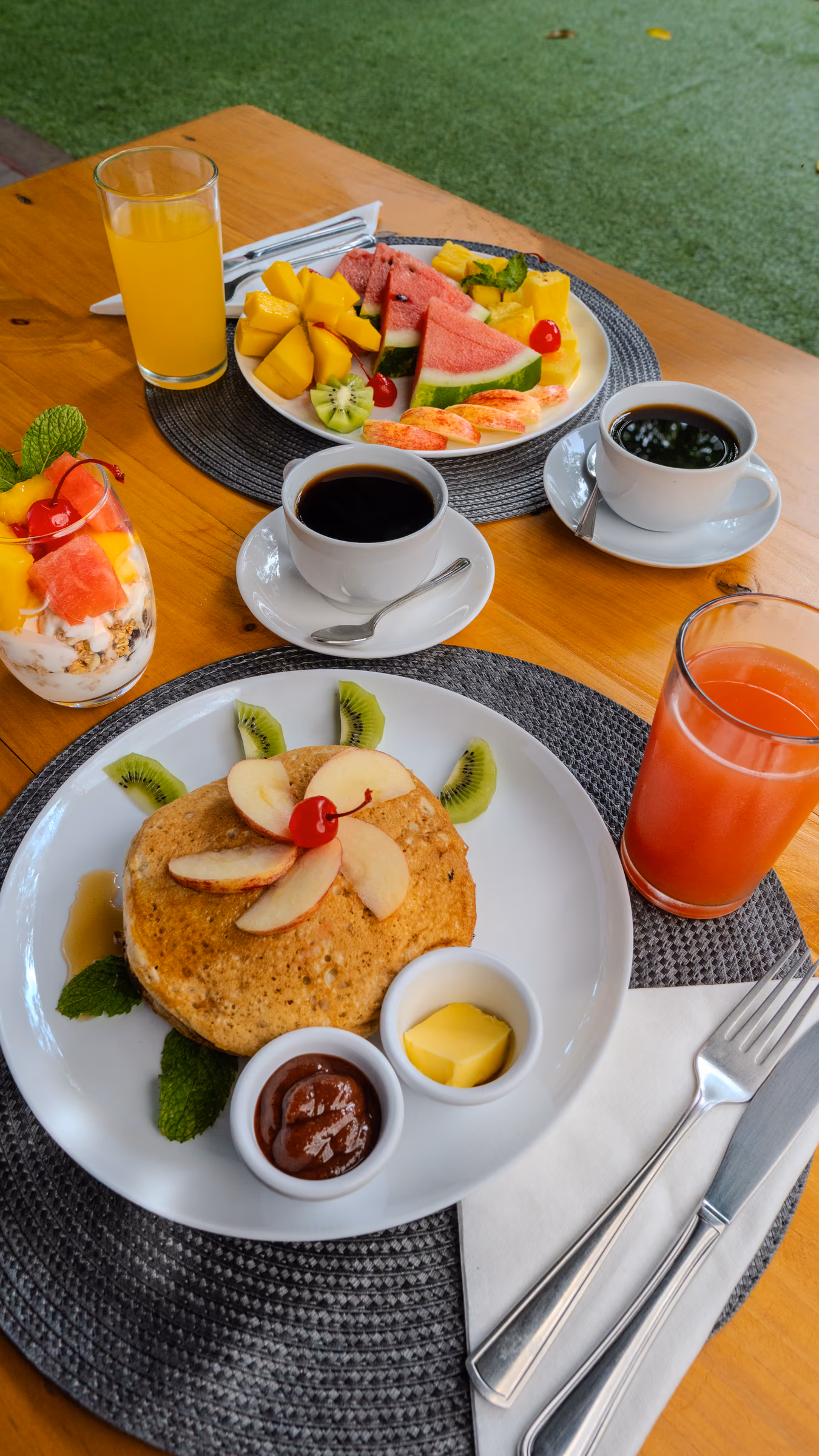 Pancakes esponjosos con fruta fresca y mermelada